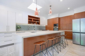 Tranquil Ocean-View Retreat in Dover Heights